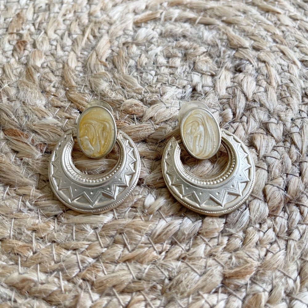 Vintage Style Gold Tone Marbled Cream Resin Door Knocker Crescent Stud Earrings‎